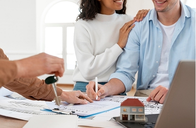 Medium shot couple buying new home 2